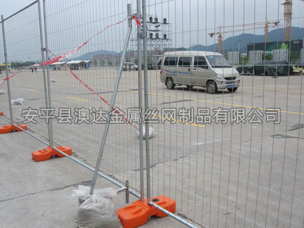 臨時(shí)移動(dòng)護(hù)欄 (8)